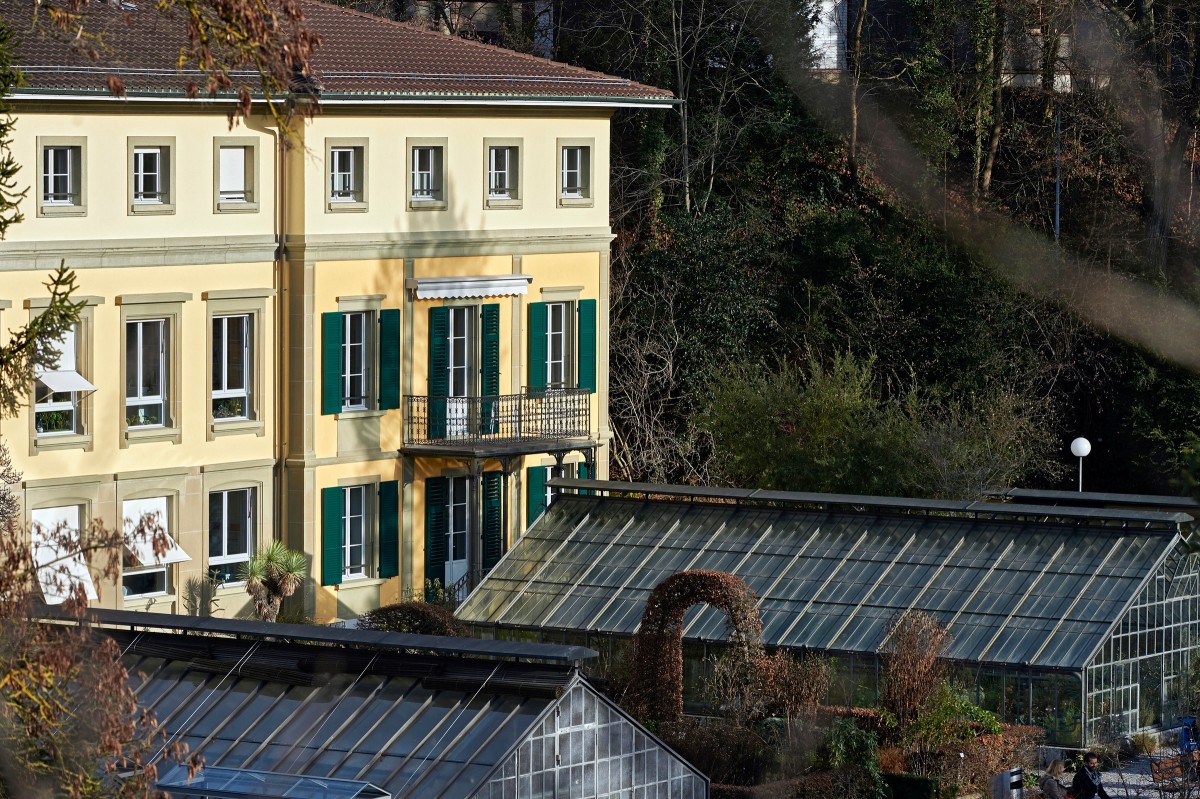 Aktuelle Fassade und Gewächshäuser (Blick von Lorrainebrücke)